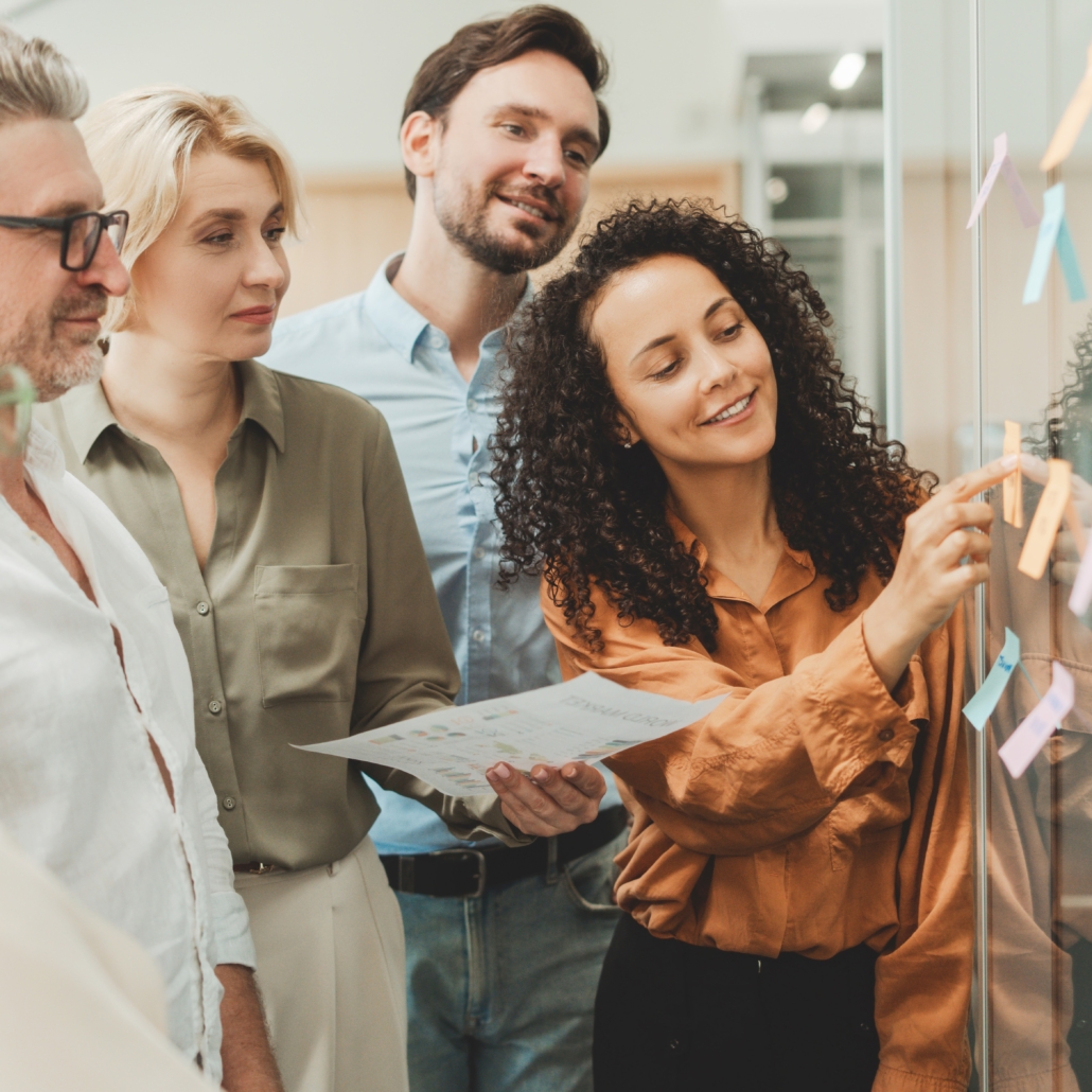 iStock-1730967605(kvadrat) Medarbetare arbetar i grupp för utveckling av arbetsmiljö, samarbete, psykisk hälsa och motivation. Self-Determination Theory SDT, Inner Development Goals, IDG. Organisation, team, arbetsuppgifter, implementering, vardagsträning, grupparbete, Medveten Arbetsplats