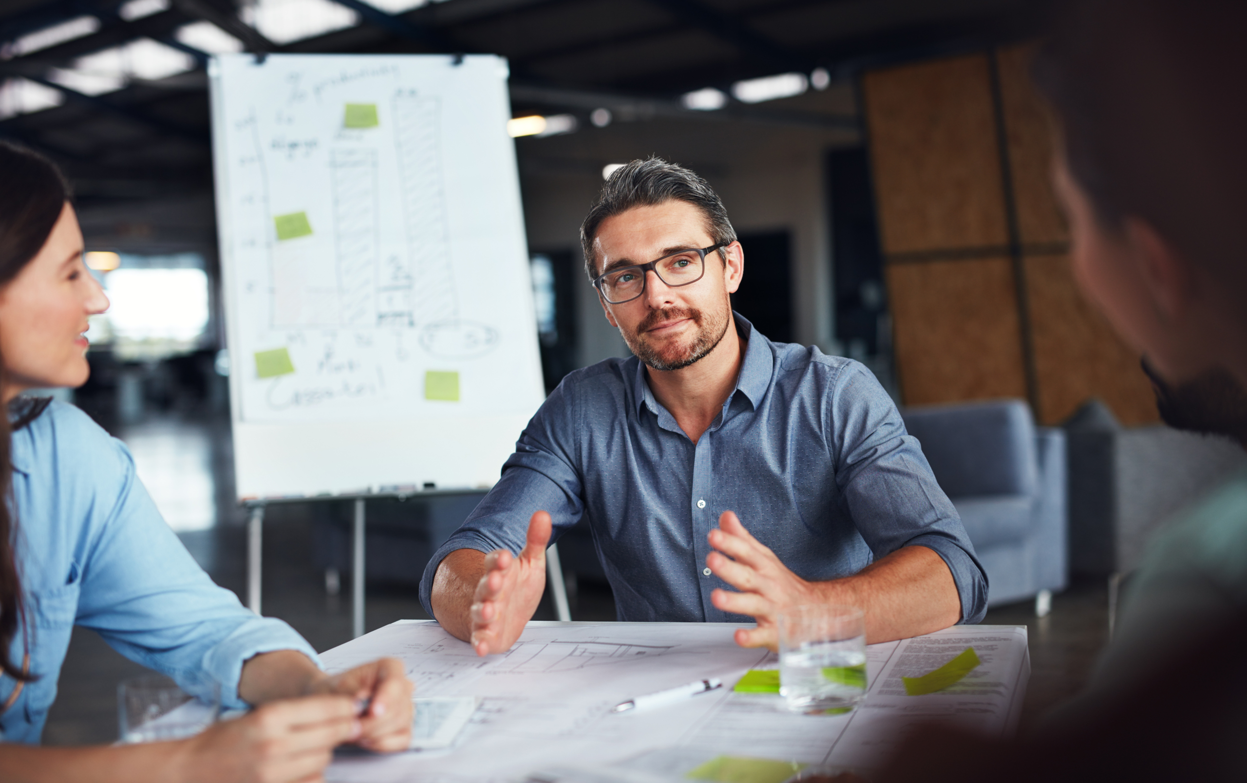 Engagerad ledare på möte Engagerad ledare som pratar om psykologisk trygghet, Inner development Guide, utveckling av förmågor, kommunikation och samarbete på möte